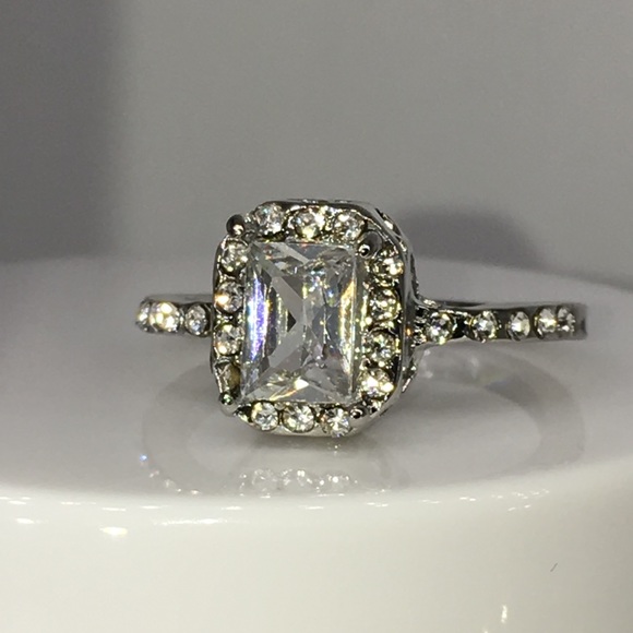 🔴 5/$25 14k white gold plated halo ring diamond - Picture 5 of 8